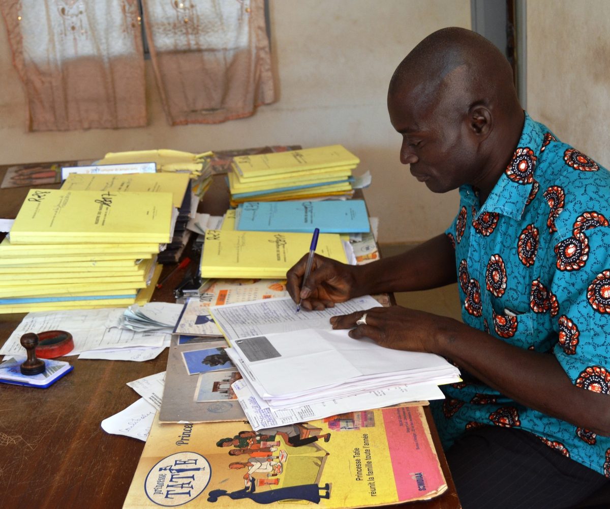 Agent d'&eacute;tat civil traitant des dossiers dans une mairie ivoirienne